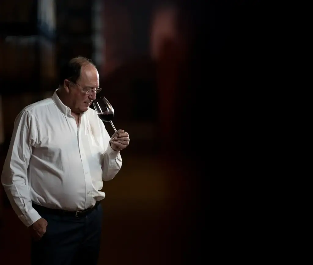 carlos moro con una copa de vino tinto en la mano